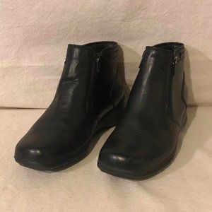 Size 6W Cobbie Cuddlers Black Leather Ankle Boots